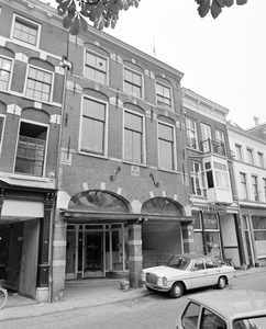 880800 Gezicht op de voorgevel van het pand Oudegracht 229 te Utrecht.